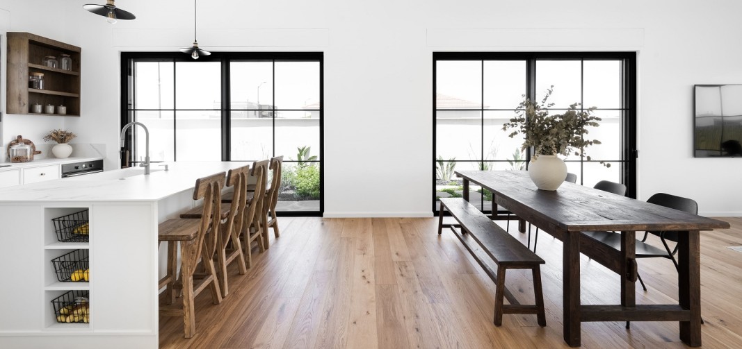 חלל מטבח ופינת אוכל בית בסגנון באוהאוס דלתות מסדרת 7600 מבית קליל