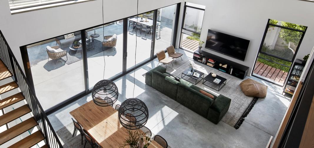 דלתות הזזה ופתיחת ציר שילוב למראה מודרני בסלון