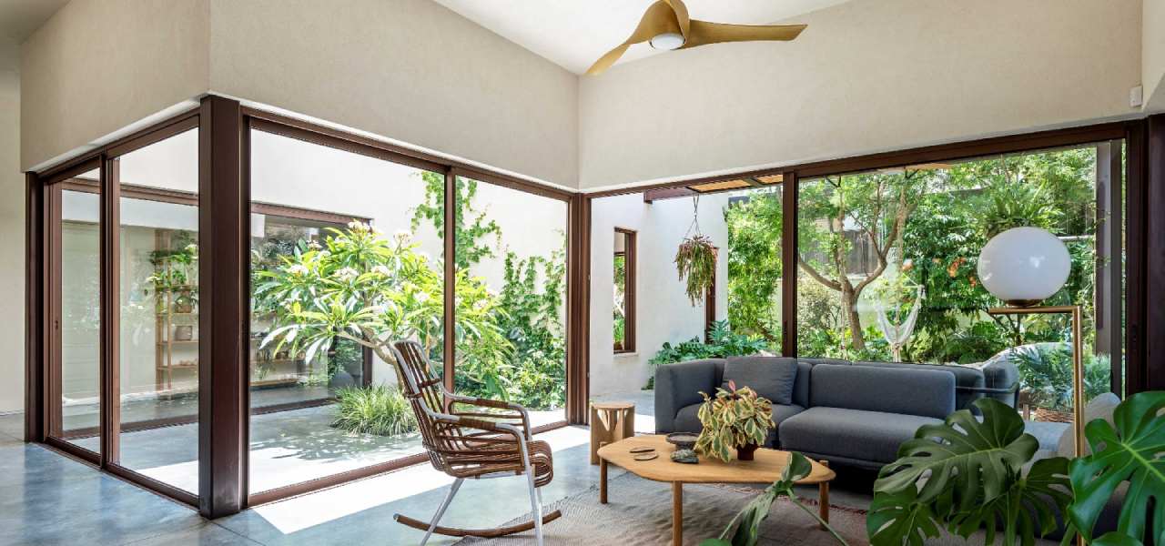 בית הפטיו בשרון דלתות ויטרינה הזזה סלון קליל בייסיק 9000 מורן פרי אוקון (1) (1)