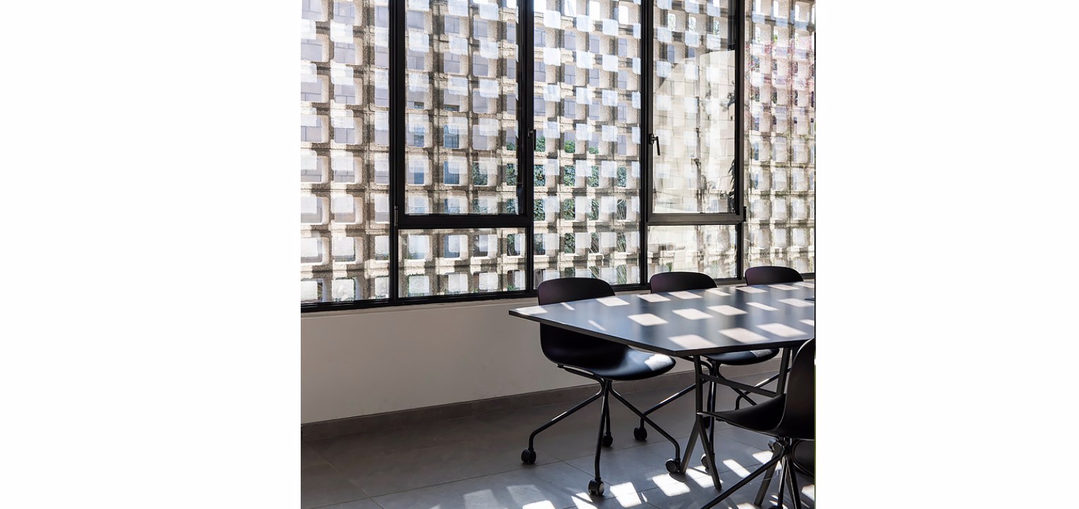 קליל באוהאוס סדרה 5600 חלונות הזזה שחורים רמת הנדיב