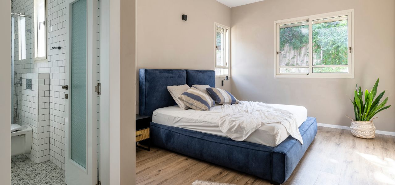 קליל בלגי 4300  7300 חלון הזזה  ציר גן יבנה בלגי חדר הורים רחצה לבן