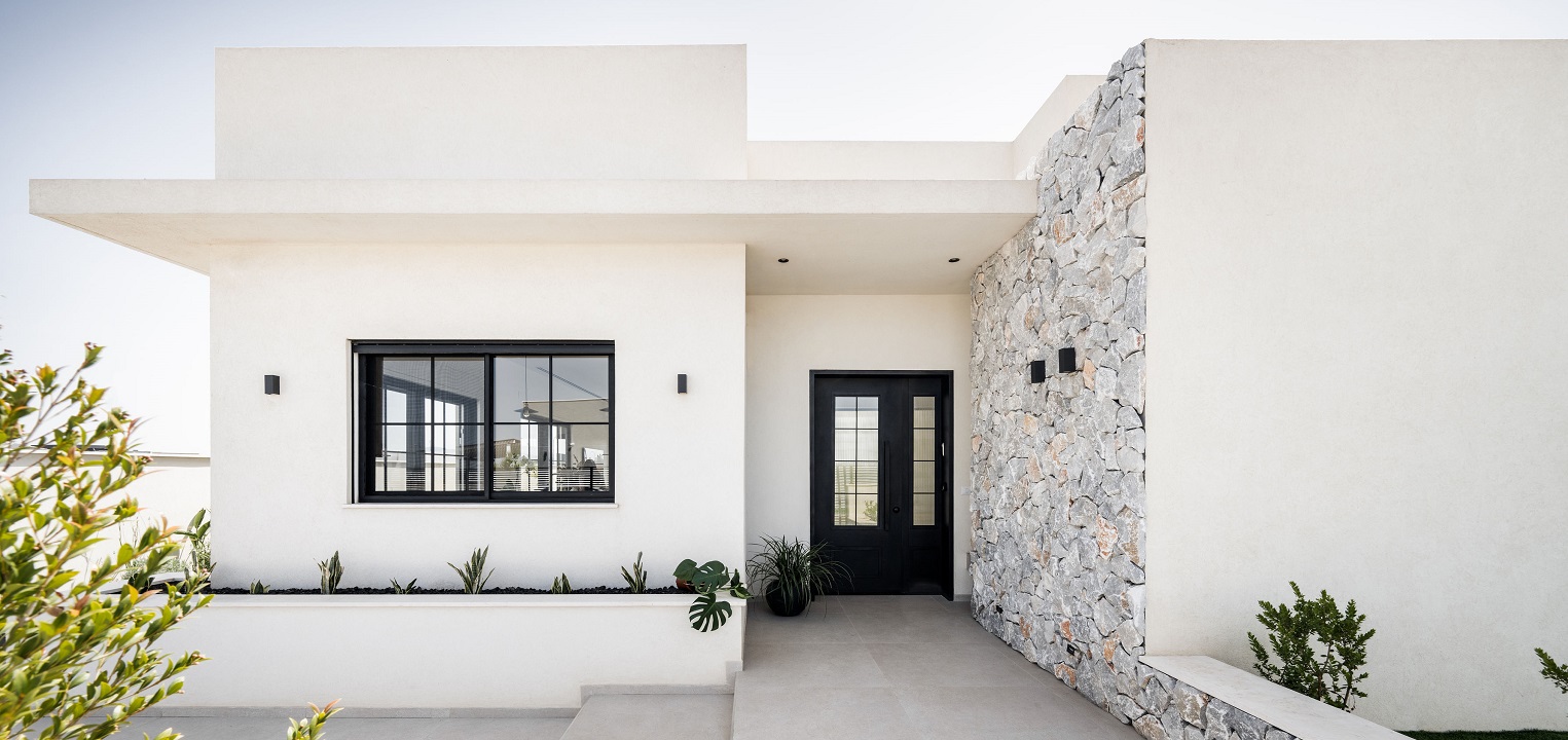 מבט מבחוץ בית בסגנון באוהאוס דלתות וחלונות 7600 מבית קליל