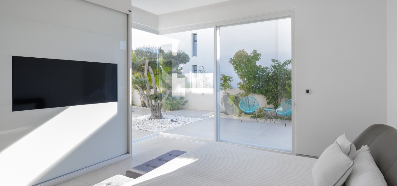 קליל בייסיק 9200 דלת הזזה חדר שינה לבן קיסריה חן שוורץ גל קונסטנטין