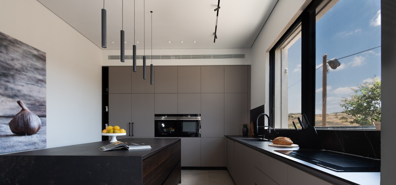 קליל באוהאוס 1600 חלון הזזה מתן מטבח שחור