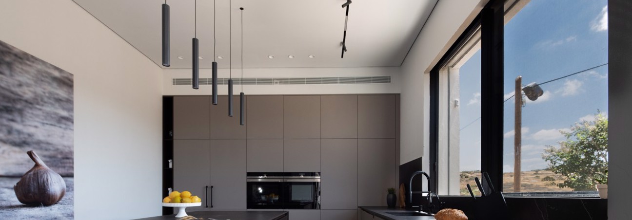 קליל באוהאוס 1600 חלון הזזה מתן מטבח שחור