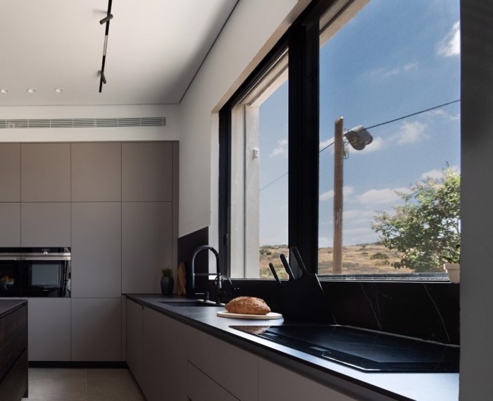 קליל באוהאוס 1600 חלון הזזה מתן מטבח שחור