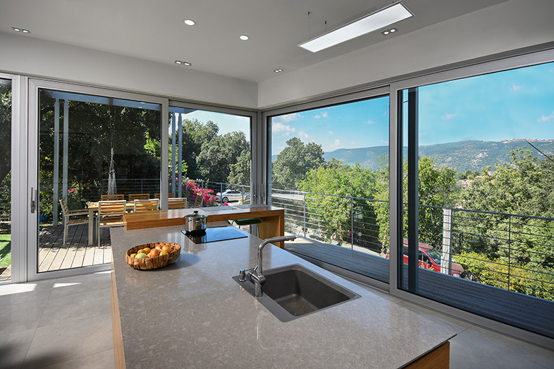 לודמיר אדריכלים BOLD 2200 דלתות הזזה קליל זאב אלומיניום צלם אלי גרוס קרן אור