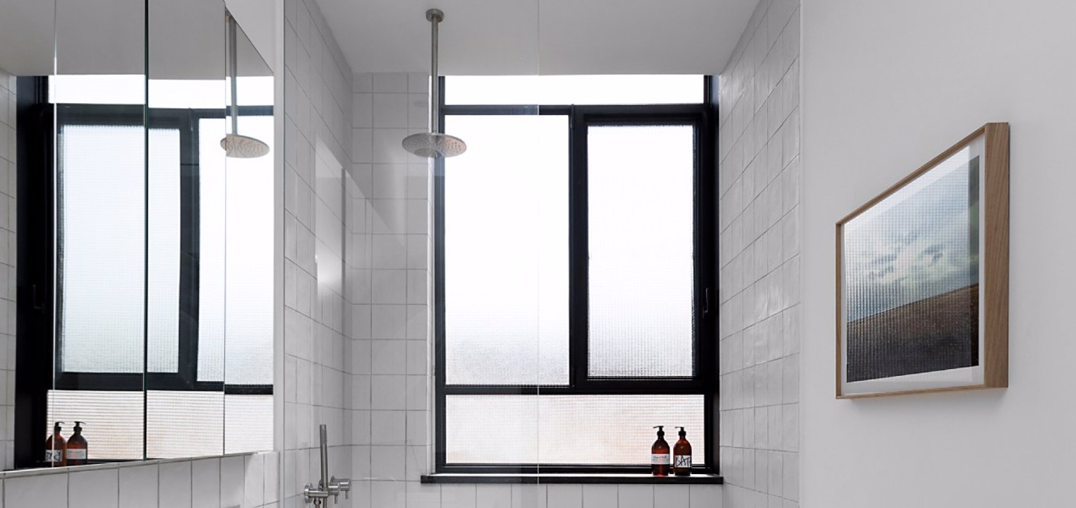 קליל באוהאוס 5600 חלון ציר על קבוע צד בשילוב קבוע עליון ותחתון חדר רחצה שחור