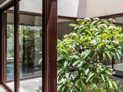 בית הפטיו בשרון דלתות ויטרינה הזזה יציאה לחצר פנימית קליל בייסיק 9000 מורן פרי אוקון