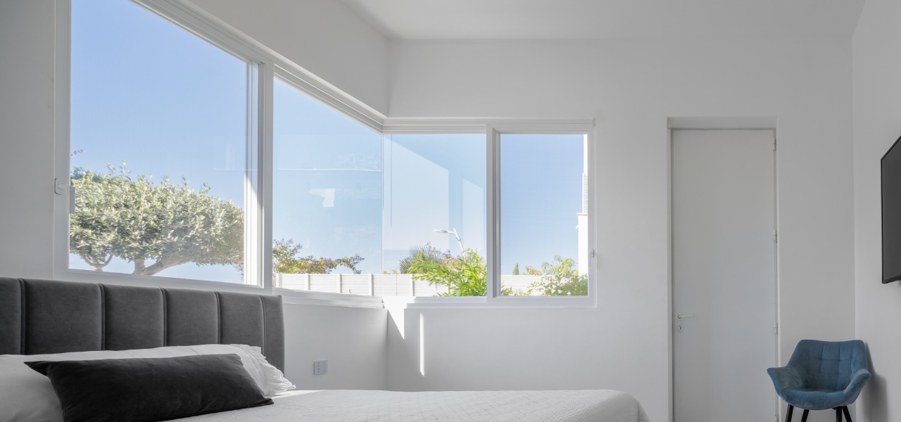 קליל בייסיק 7500 חלון הזזה חדר שינה לבן קיסריה חן שוורץ גל קונסטנטין