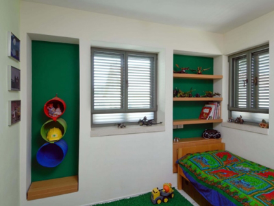 עיצוב חדרי ילדים חלון הזזה ותריס אלומיניום