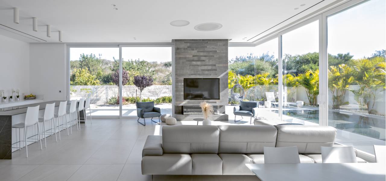 קליל Bold 2200 דלת הזזה פינת ישיבה לבן קיסריה חן שוורץ גל קונסטנטין