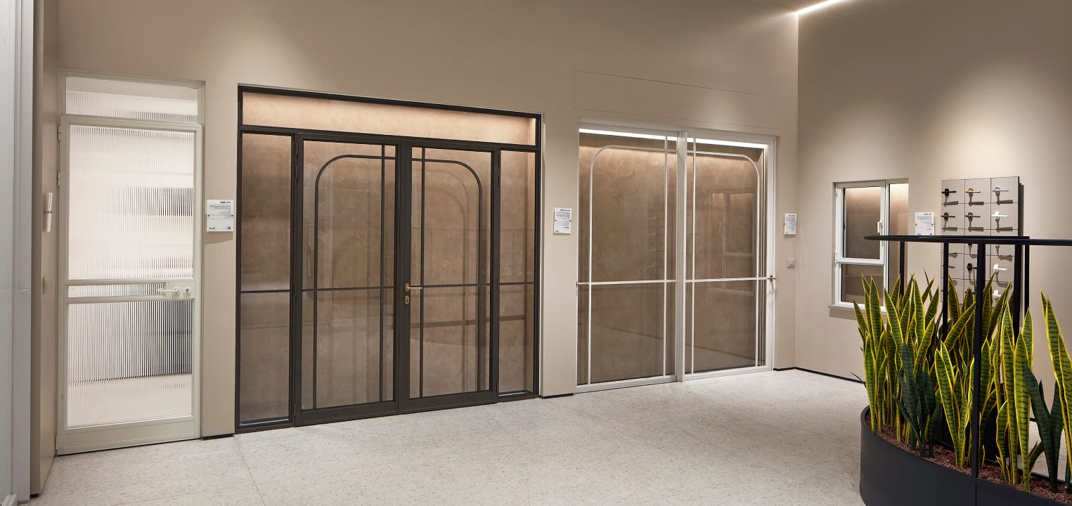 אולם תצוגה קליל האוס ראשון לציון מערכות חלונות ודלתות אלומיניום סגנון עיצוב בלגי ארט