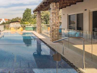 קליל בלגי 7300 דלת הזזה גן יבנה בלגי יציאה לבריכה לבן