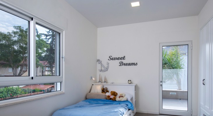 קליל בייסיק 7500+5500D דלת+חלון ציר+הזזה בשילוב קבוע תחתון ראש העין BASIC חדר שינה לבן