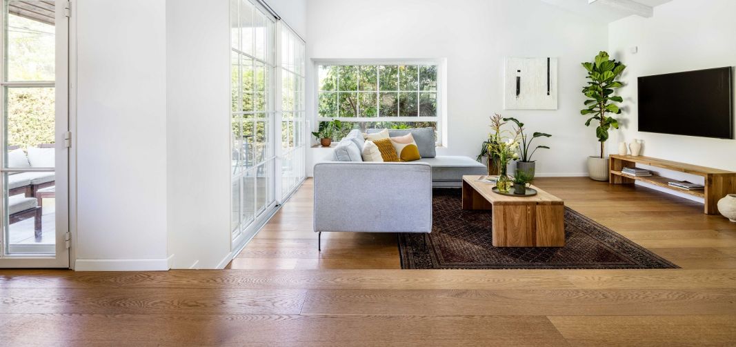 דלתות בסגנון באוהאוס לבן של קליל מסדרות 5600 ו7600