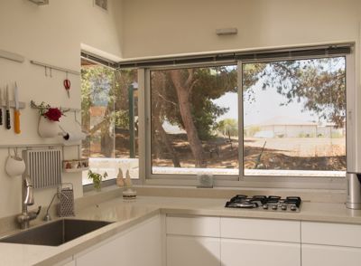 קליל בייסיק 7000 חלון הזזה קבוע פינתי זכוכית מודבקת רעננה בייסיק מטבח