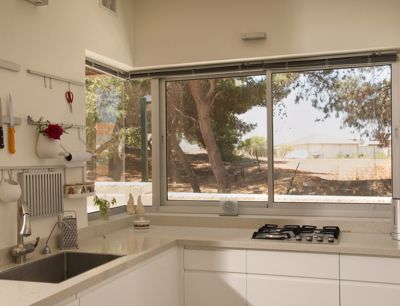 קליל בייסיק 7000 חלון הזזה קבוע פינתי זכוכית מודבקת רעננה בייסיק מטבח