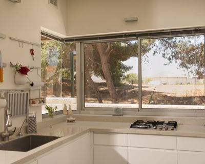 קליל בייסיק 7000 חלון הזזה קבוע פינתי זכוכית מודבקת רעננה בייסיק מטבח