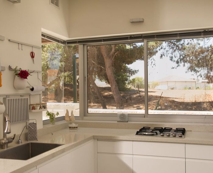 קליל בייסיק 7000 חלון הזזה קבוע פינתי זכוכית מודבקת רעננה בייסיק מטבח