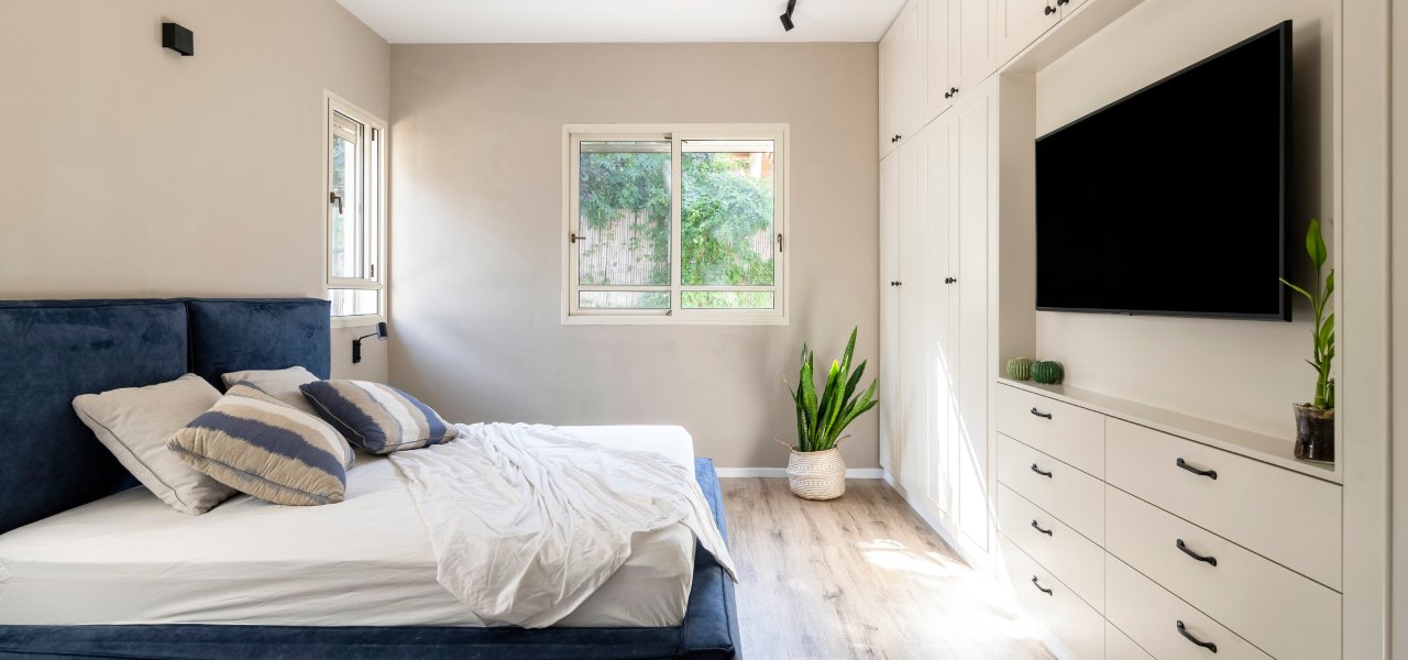 קליל בלגי 4300  7300 חלון הזזה ציר בשילוב קבוע תחתון גן יבנה בלגי חדר הורים  רחצה לבן