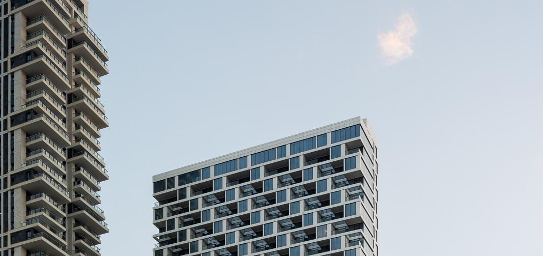 מגדלי היוקרה אפטאון בחולון עם מערכות קירות מסך SKY 8300 של קליל