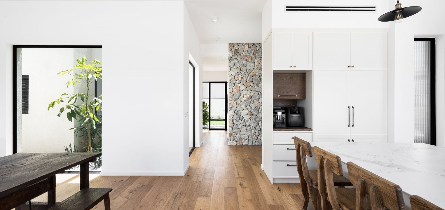 חלל ראשי בית בסגנון באוהאוס חלונות ודלתות מסדרות 7600 ו 5600 מבית קליל