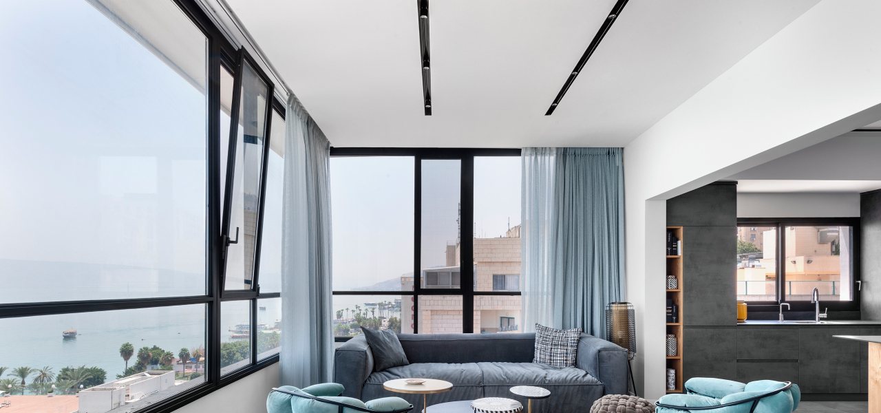 קליל באוהאוס 7600 5600 חלון ציר בשילוב קבועי צד וקבוע תחתון הזזה טבריה באוהאו סלון מטבח שחור