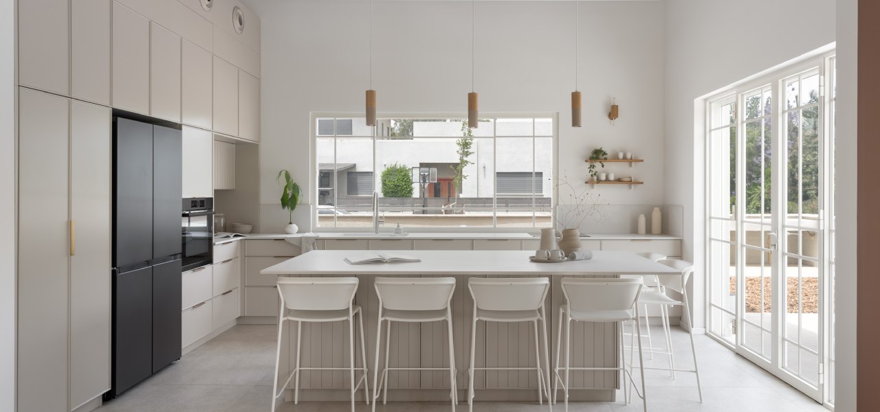 יד חנה באוהאוס חלון מטבח הזזה לבן הילה גדעוני