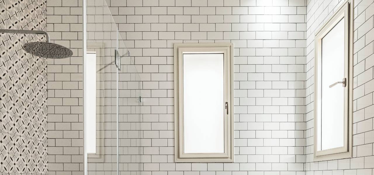 קליל בלגי 4300 חלון ציר גן יבנה חדר רחצה לבן