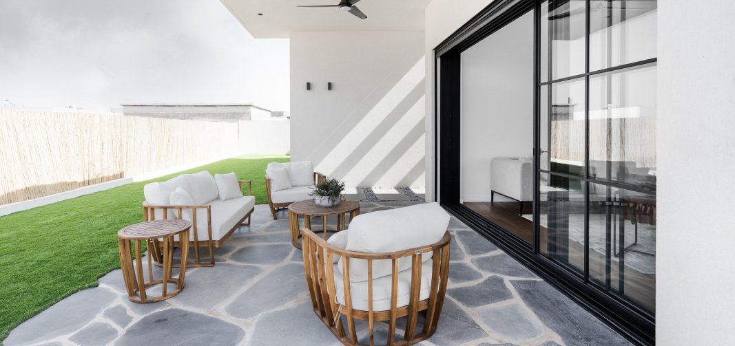 פינת ישיבה בחוץ בבית בסגנון באוהאוס דלתות מסדרת 7600 מבית קליל