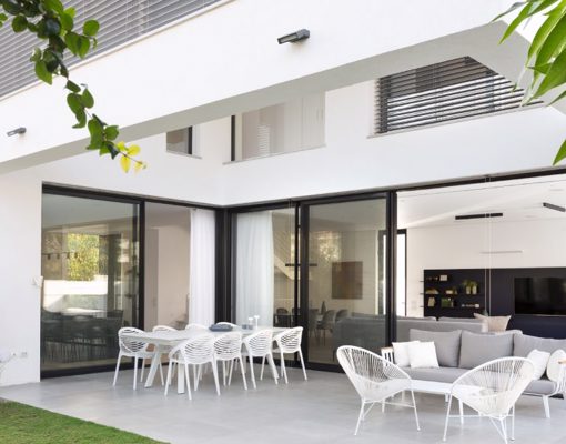 קליל 9400 דלת הזזה אבן יהודה יציאה לגינה מבט מבחוץ שחור