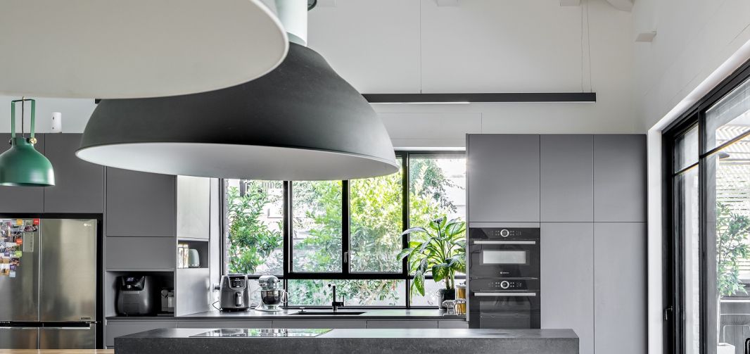 מטבח מואר בסגנון באוהאוס סדרת 5600 ודלתות מסדרת 7600