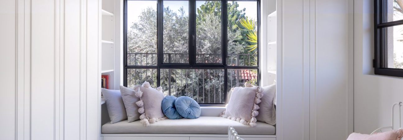 קליל באוהאוס 5600 חלון ציר דו כנפי בשילוב קבועי צד תחתון תלמי מנשה חדר שינה ילד פינת ישיבה שחור