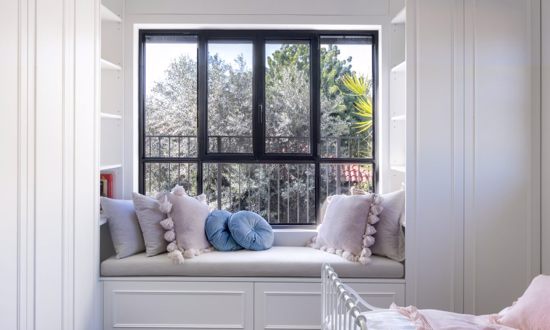 קליל באוהאוס 5600 חלון ציר דו כנפי בשילוב קבועי צד תחתון תלמי מנשה חדר שינה ילד פינת ישיבה שחור
