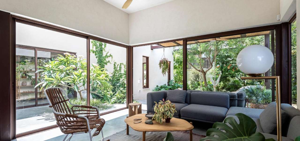 בית הפטיו בשרון דלתות ויטרינה הזזה לסלון קליל בייסיק 9000 מורן פרי אוקון סלון