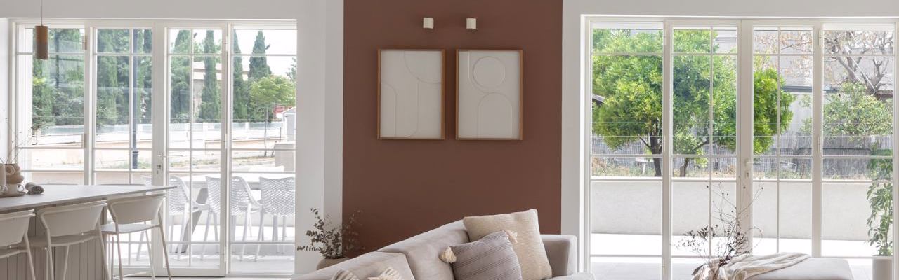 יד חנה סלון ופינת אוכל באוהאוס 5600 דלתות ציר לבן הילה גדעוני