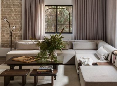 סלון בעיצוב עכשווי חם ומזמין עם חלונות בסגנון בלגי ארט של קליל מסדרות 7100 ו 4100