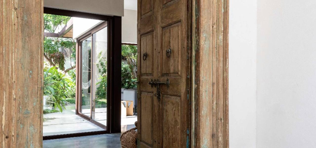 בית הפטיו בשרון דלתות ויטרינה הזזה קליל בייסיק 9000 יציאה לגינה מורן פרי אוקון