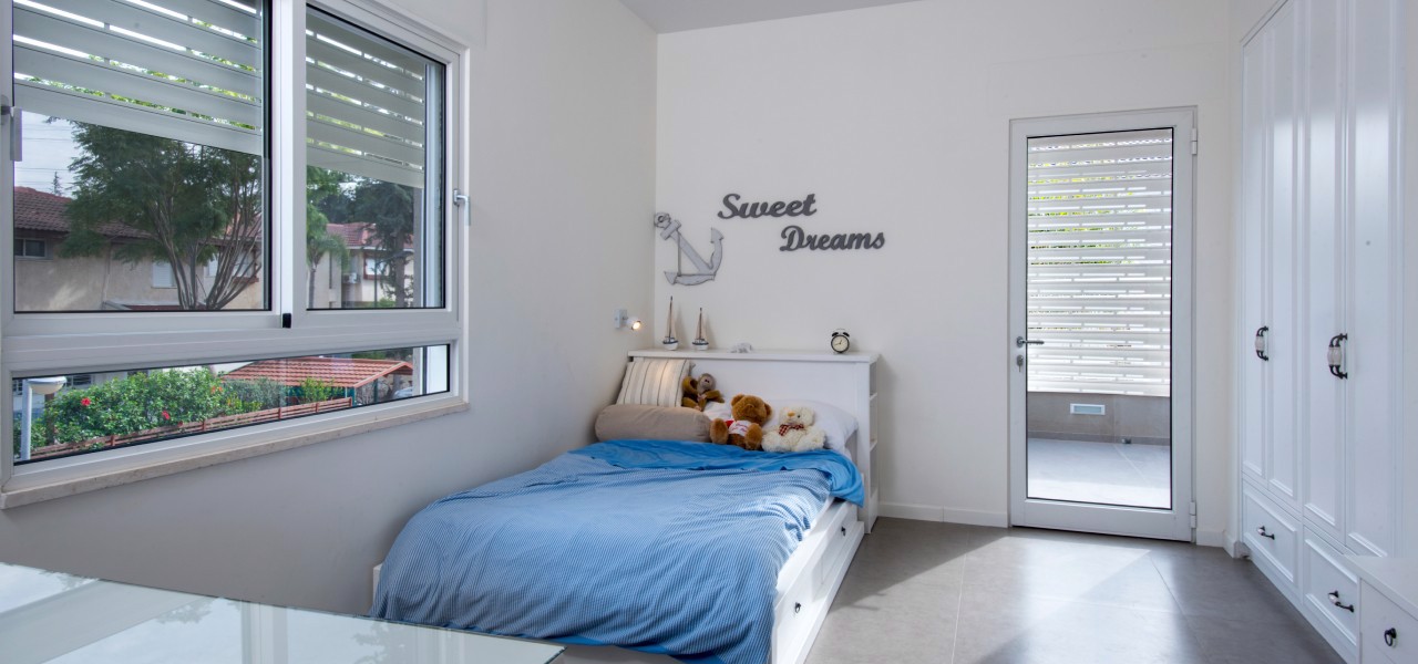 קליל בייסיק 7500+5500D דלת+חלון ציר+הזזה בשילוב קבוע תחתון BASIC חדר שינה לבן