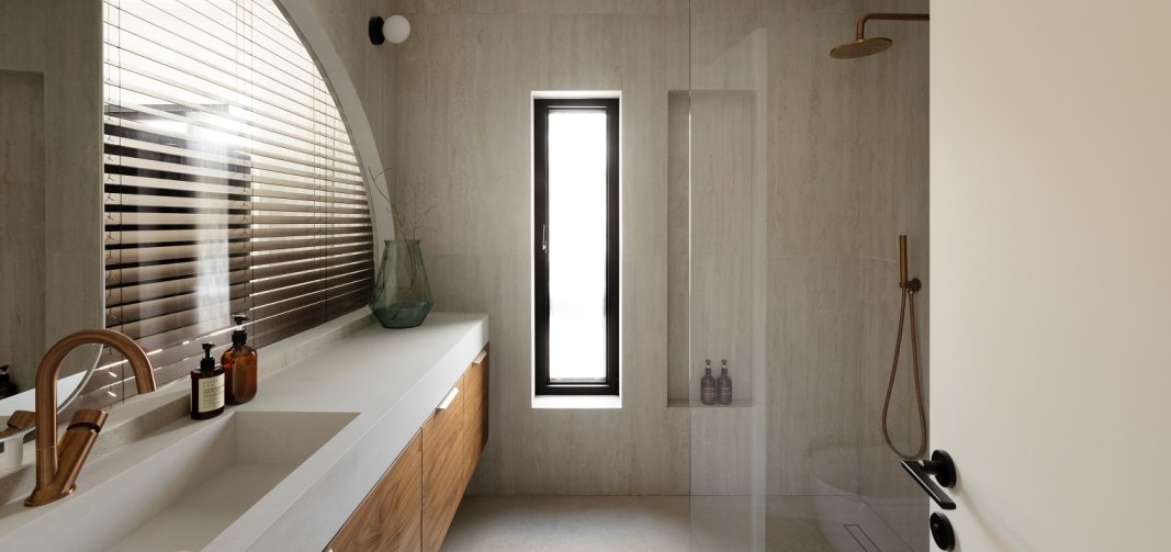 חלונות בפתיחת ציר לחדר הרחצה בסגנון באוהאוס מסדרת 5600 של קליל