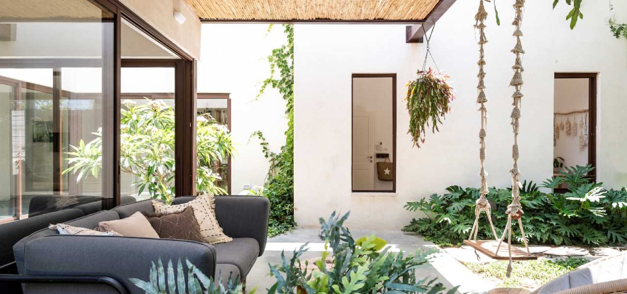 בית הפטיו בשרון דלתות יציאה לגינה ויטרינה הזזה קליל בייסיק 9000 מורן פרי אוקון