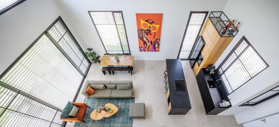 סלון עם דלתות וחלונות בפתיחת ציר מסדרת 5600