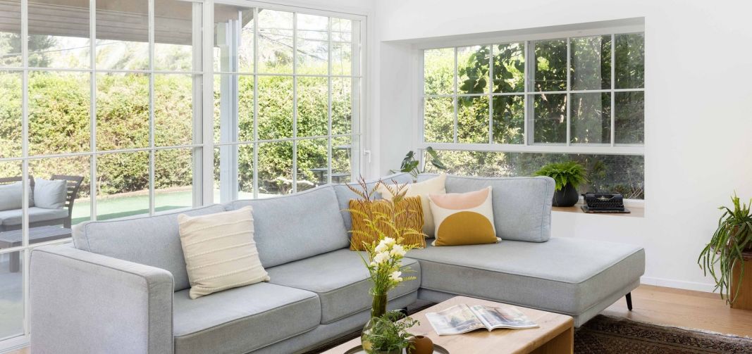 דלתות הזזה גדולות בסלון קליל באוהאוס מסדרת 7600