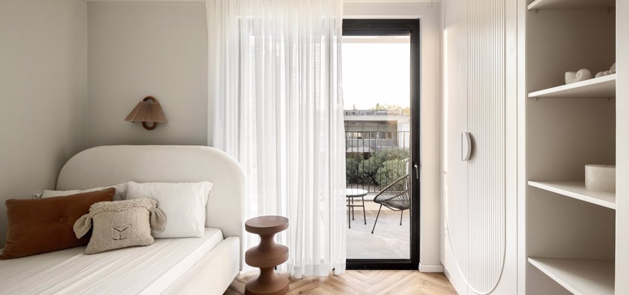 סדרת דלתות וחלונות הזזה BASIC 7500 פרופילי אלומיניום דקים גימור מוקפד ועם מערכת נעילה להגברת הבטחון והאיטום