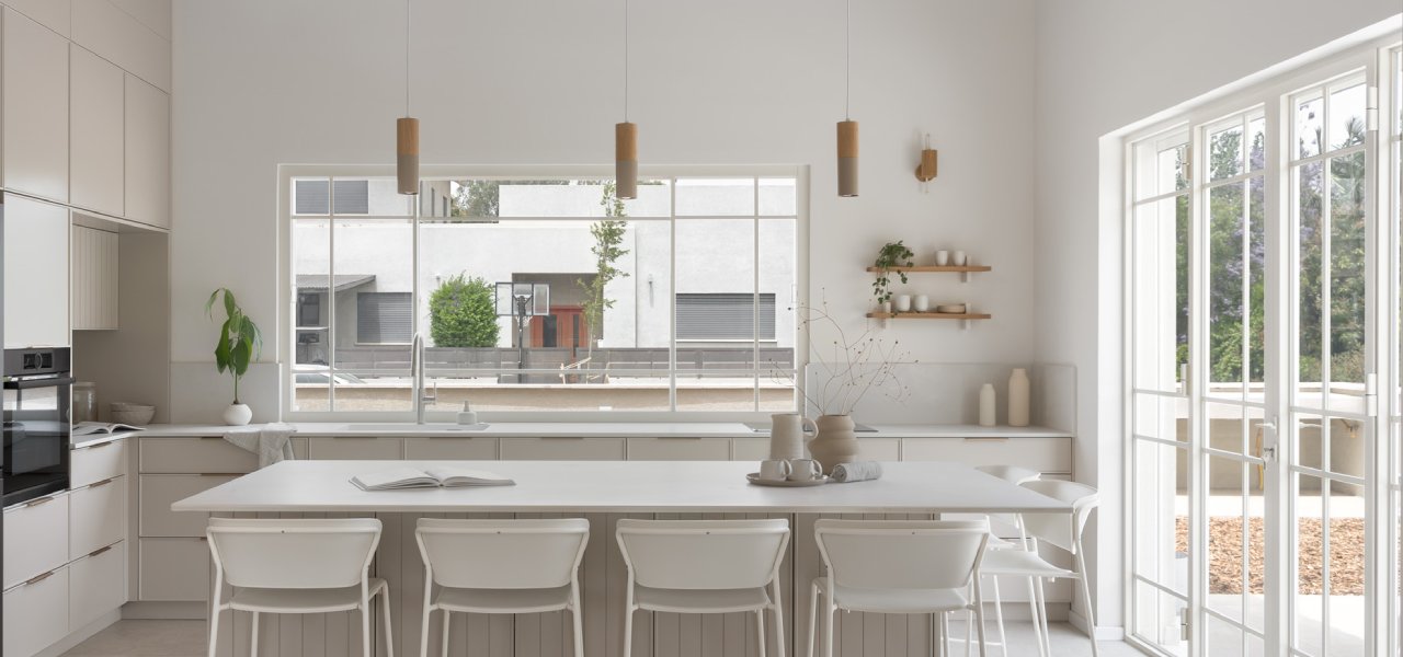 יד חנה באוהאוס 5600חלון הזזה לבן מטבח הילה גדעוני