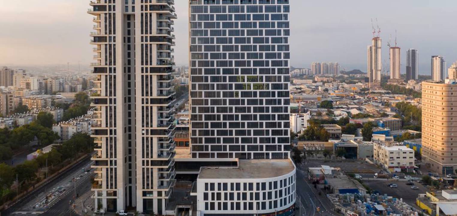 מגדלי אפטאון חולון שילוב של קווים מודרניים וגיאומטריה נקייה עם מערכות קירות המסך המתקדמות של קליל
