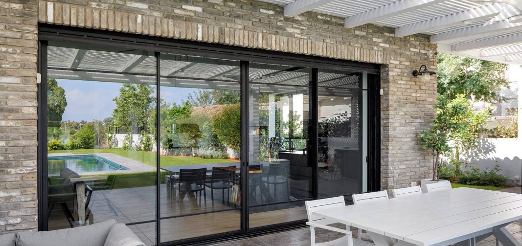 דלתות יציאה לגינה סגנון באוהאוס קליל 7600 דלתות הזזה