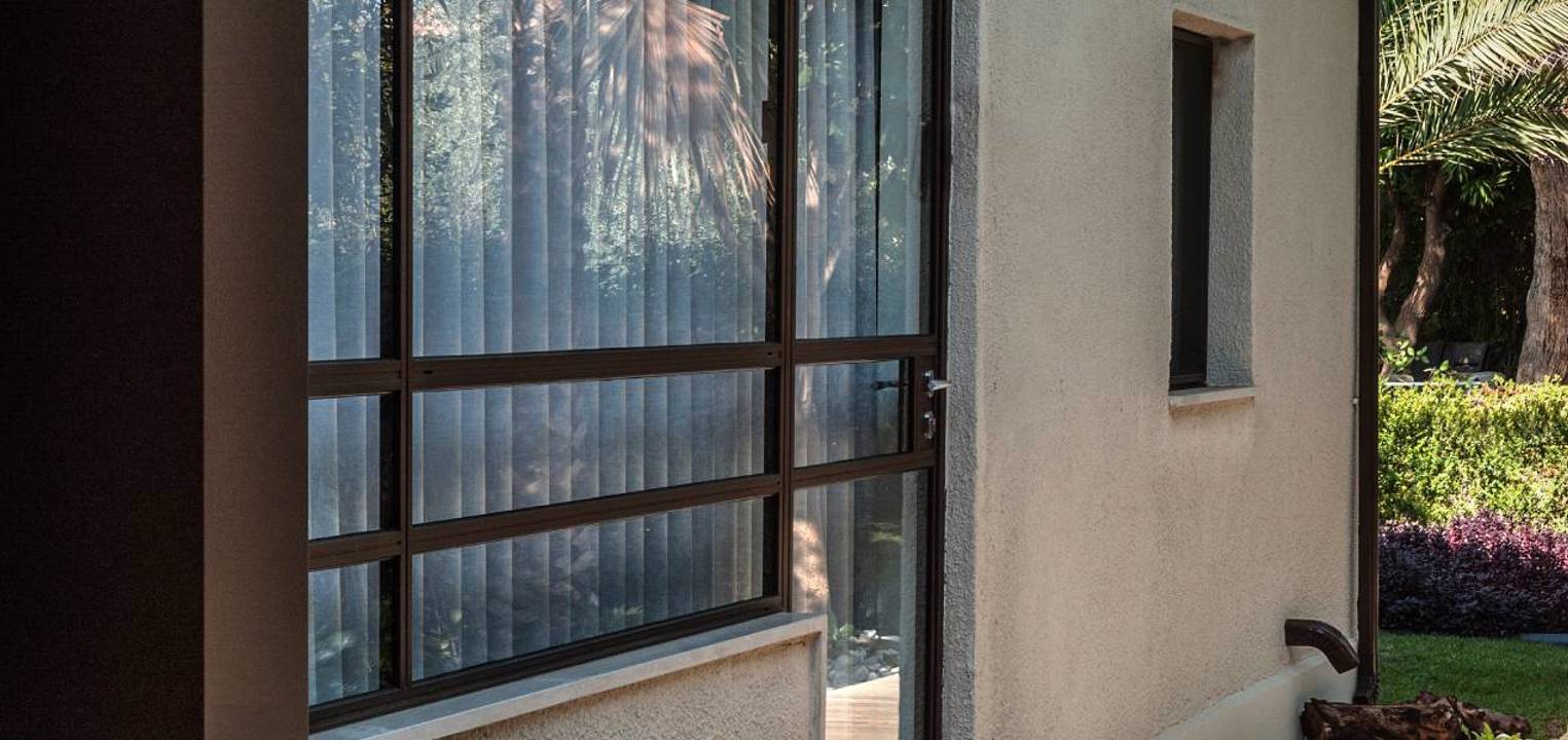 קליל בלגי 4300 דלת + חלון ציר + קבוע עליון וקבוע תחתון בחלון צהלה בלגי מבט מבחוץ חום חלודה (1) (1) (1) (1)
