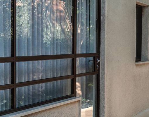 קליל בלגי 4300 דלת + חלון ציר + קבוע עליון וקבוע תחתון בחלון צהלה בלגי מבט מבחוץ חום חלודה (1) (1) (1) (1)